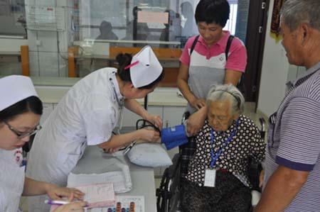 济南长清90岁白内障老人在亮康眼科医院手术后 重见光明